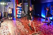 05 KustuemfKGKoenigDuissern 2025-02-22 34  Samstag-Tour, 22. Februar - „Helau im Forum Mülheim – es wird bunt!“ hieß es am Samstag Vormittag bei Kinderkarnevalsfest im FORUM in Mülheim. Danach ging es zum Seniorenkarneval im „HEWAG Seniorenstift“ an der Karl-Lehr-Straße, Gastgeber die Stadtgarde Rot-Weiss. Danach wurde es sportlich. Wir waren Gäste beim Spiel der Handballherrn II des OSC an der Krefelderstraße. Der OSC gewann mit 39:23. Dann wurde es festlich, „Bürger-Gala“ der Bürgergarde Duisburg, Premiere im WYNDHAM Hotel Duisburger Hof. Danach zum Heimspiel für Prinz und Hofmarschall. Kostümfest der KG Königreich Duissern. Wir wurden dort umjubelnt empfangen. : DVPJ, Holger II, Kinderprinz Phil II., Prinzessin, Mia I., Prinzessin Mia I., HDK, Duisburg, Karneval, Helau, Tollität, Event, Session 2024, Session 2025, Hauptausschuss, Gemeinschaft, Hauptausschuss Karneval Duisburg, Duisburg ist echt