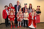 05 KustuemfKGKoenigDuissern 2025-02-22 36  Samstag-Tour, 22. Februar - „Helau im Forum Mülheim – es wird bunt!“ hieß es am Samstag Vormittag bei Kinderkarnevalsfest im FORUM in Mülheim. Danach ging es zum Seniorenkarneval im „HEWAG Seniorenstift“ an der Karl-Lehr-Straße, Gastgeber die Stadtgarde Rot-Weiss. Danach wurde es sportlich. Wir waren Gäste beim Spiel der Handballherrn II des OSC an der Krefelderstraße. Der OSC gewann mit 39:23. Dann wurde es festlich, „Bürger-Gala“ der Bürgergarde Duisburg, Premiere im WYNDHAM Hotel Duisburger Hof. Danach zum Heimspiel für Prinz und Hofmarschall. Kostümfest der KG Königreich Duissern. Wir wurden dort umjubelnt empfangen. : DVPJ, Holger II, Kinderprinz Phil II., Prinzessin, Mia I., Prinzessin Mia I., HDK, Duisburg, Karneval, Helau, Tollität, Event, Session 2024, Session 2025, Hauptausschuss, Gemeinschaft, Hauptausschuss Karneval Duisburg, Duisburg ist echt