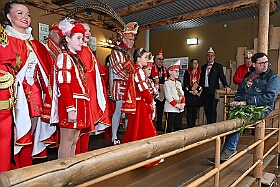 01 ZooDuisburg 2025-02-25 06  Zoo und WDR - Der Besuch vom Duisburger Zoo ist für uns schon ein muss. Seit Jahren ziert schon ein Zootier den Kinderprinzen-Pin, wie auch den Orden. In diesem Jahr ist es ja der Seehund. Es gab aber noch Koala und Delphin zu sehen. Und danach besuchten wir den WDR in Duisburg in der Lokalzeit Redaktion und dem Studio im Innenhafen. : DVPJ, Holger II, Kinderprinz Phil II., Prinzessin, Mia I., Prinzessin Mia I., HDK, Duisburg, Karneval, Helau, Tollität, Event, Session 2024, Session 2025, Hauptausschuss, Gemeinschaft, Hauptausschuss Karneval Duisburg, Duisburg ist echt