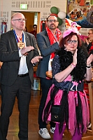 01 BuergEmpfRheinh 2025-02-29 03  Der Mittwoch vor Altweiber - Um 11.11Uhr starten wir an diesem Tag in Rheinhausen in der Erlöserkirche. Darin Finder der traditionelle Bügermeisterempfang Rheinhausens statt. Nicht weil unser Bus zum TÜV muss, nein wir fahren nach Neumühl zur DEKRA zum Prinzenwiegen. Prinz Holger II. und wir werden gegen Kartons voller Wurfmaterial aufgewogen. Abends dann noch mal in das IntercityHotel zum Prinzenempfang der Roten Funken, Tradition halt am Vorabend zu Altweiber. : DVPJ, Holger II, Kinderprinz Phil II., Prinzessin, Mia I., Prinzessin Mia I., HDK, Duisburg, Karneval, Helau, Tollität, Event, Session 2024, Session 2025, Hauptausschuss, Gemeinschaft, Hauptausschuss Karneval Duisburg, Duisburg ist echt
