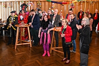 01 BuergEmpfRheinh 2025-02-29 04  Der Mittwoch vor Altweiber - Um 11.11Uhr starten wir an diesem Tag in Rheinhausen in der Erlöserkirche. Darin Finder der traditionelle Bügermeisterempfang Rheinhausens statt. Nicht weil unser Bus zum TÜV muss, nein wir fahren nach Neumühl zur DEKRA zum Prinzenwiegen. Prinz Holger II. und wir werden gegen Kartons voller Wurfmaterial aufgewogen. Abends dann noch mal in das IntercityHotel zum Prinzenempfang der Roten Funken, Tradition halt am Vorabend zu Altweiber. : DVPJ, Holger II, Kinderprinz Phil II., Prinzessin, Mia I., Prinzessin Mia I., HDK, Duisburg, Karneval, Helau, Tollität, Event, Session 2024, Session 2025, Hauptausschuss, Gemeinschaft, Hauptausschuss Karneval Duisburg, Duisburg ist echt