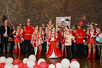 01 BuergEmpfRheinh 2025-02-29 10  Der Mittwoch vor Altweiber - Um 11.11Uhr starten wir an diesem Tag in Rheinhausen in der Erlöserkirche. Darin Finder der traditionelle Bügermeisterempfang Rheinhausens statt. Nicht weil unser Bus zum TÜV muss, nein wir fahren nach Neumühl zur DEKRA zum Prinzenwiegen. Prinz Holger II. und wir werden gegen Kartons voller Wurfmaterial aufgewogen. Abends dann noch mal in das IntercityHotel zum Prinzenempfang der Roten Funken, Tradition halt am Vorabend zu Altweiber. : DVPJ, Holger II, Kinderprinz Phil II., Prinzessin, Mia I., Prinzessin Mia I., HDK, Duisburg, Karneval, Helau, Tollität, Event, Session 2024, Session 2025, Hauptausschuss, Gemeinschaft, Hauptausschuss Karneval Duisburg, Duisburg ist echt