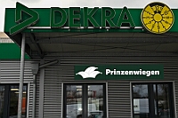 01 DEKRA PriWieg 2025-02-29 01  Der Mittwoch vor Altweiber - Um 11.11Uhr starten wir an diesem Tag in Rheinhausen in der Erlöserkirche. Darin Finder der traditionelle Bügermeisterempfang Rheinhausens statt. Nicht weil unser Bus zum TÜV muss, nein wir fahren nach Neumühl zur DEKRA zum Prinzenwiegen. Prinz Holger II. und wir werden gegen Kartons voller Wurfmaterial aufgewogen. Abends dann noch mal in das IntercityHotel zum Prinzenempfang der Roten Funken, Tradition halt am Vorabend zu Altweiber. : DVPJ, Holger II, Kinderprinz Phil II., Prinzessin, Mia I., Prinzessin Mia I., HDK, Duisburg, Karneval, Helau, Tollität, Event, Session 2024, Session 2025, Hauptausschuss, Gemeinschaft, Hauptausschuss Karneval Duisburg, Duisburg ist echt