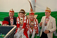 01 DEKRA PriWieg 2025-02-29 10  Der Mittwoch vor Altweiber - Um 11.11Uhr starten wir an diesem Tag in Rheinhausen in der Erlöserkirche. Darin Finder der traditionelle Bügermeisterempfang Rheinhausens statt. Nicht weil unser Bus zum TÜV muss, nein wir fahren nach Neumühl zur DEKRA zum Prinzenwiegen. Prinz Holger II. und wir werden gegen Kartons voller Wurfmaterial aufgewogen. Abends dann noch mal in das IntercityHotel zum Prinzenempfang der Roten Funken, Tradition halt am Vorabend zu Altweiber. : DVPJ, Holger II, Kinderprinz Phil II., Prinzessin, Mia I., Prinzessin Mia I., HDK, Duisburg, Karneval, Helau, Tollität, Event, Session 2024, Session 2025, Hauptausschuss, Gemeinschaft, Hauptausschuss Karneval Duisburg, Duisburg ist echt