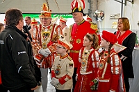 01 DEKRA PriWieg 2025-02-29 12  Der Mittwoch vor Altweiber - Um 11.11Uhr starten wir an diesem Tag in Rheinhausen in der Erlöserkirche. Darin Finder der traditionelle Bügermeisterempfang Rheinhausens statt. Nicht weil unser Bus zum TÜV muss, nein wir fahren nach Neumühl zur DEKRA zum Prinzenwiegen. Prinz Holger II. und wir werden gegen Kartons voller Wurfmaterial aufgewogen. Abends dann noch mal in das IntercityHotel zum Prinzenempfang der Roten Funken, Tradition halt am Vorabend zu Altweiber. : DVPJ, Holger II, Kinderprinz Phil II., Prinzessin, Mia I., Prinzessin Mia I., HDK, Duisburg, Karneval, Helau, Tollität, Event, Session 2024, Session 2025, Hauptausschuss, Gemeinschaft, Hauptausschuss Karneval Duisburg, Duisburg ist echt