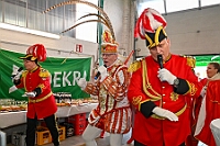 01 DEKRA PriWieg 2025-02-29 14  Der Mittwoch vor Altweiber - Um 11.11Uhr starten wir an diesem Tag in Rheinhausen in der Erlöserkirche. Darin Finder der traditionelle Bügermeisterempfang Rheinhausens statt. Nicht weil unser Bus zum TÜV muss, nein wir fahren nach Neumühl zur DEKRA zum Prinzenwiegen. Prinz Holger II. und wir werden gegen Kartons voller Wurfmaterial aufgewogen. Abends dann noch mal in das IntercityHotel zum Prinzenempfang der Roten Funken, Tradition halt am Vorabend zu Altweiber. : DVPJ, Holger II, Kinderprinz Phil II., Prinzessin, Mia I., Prinzessin Mia I., HDK, Duisburg, Karneval, Helau, Tollität, Event, Session 2024, Session 2025, Hauptausschuss, Gemeinschaft, Hauptausschuss Karneval Duisburg, Duisburg ist echt