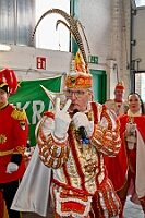 01 DEKRA PriWieg 2025-02-29 15  Der Mittwoch vor Altweiber - Um 11.11Uhr starten wir an diesem Tag in Rheinhausen in der Erlöserkirche. Darin Finder der traditionelle Bügermeisterempfang Rheinhausens statt. Nicht weil unser Bus zum TÜV muss, nein wir fahren nach Neumühl zur DEKRA zum Prinzenwiegen. Prinz Holger II. und wir werden gegen Kartons voller Wurfmaterial aufgewogen. Abends dann noch mal in das IntercityHotel zum Prinzenempfang der Roten Funken, Tradition halt am Vorabend zu Altweiber. : DVPJ, Holger II, Kinderprinz Phil II., Prinzessin, Mia I., Prinzessin Mia I., HDK, Duisburg, Karneval, Helau, Tollität, Event, Session 2024, Session 2025, Hauptausschuss, Gemeinschaft, Hauptausschuss Karneval Duisburg, Duisburg ist echt