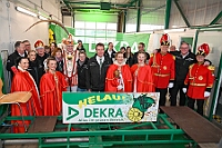 01 DEKRA PriWieg 2025-02-29 16  Der Mittwoch vor Altweiber - Um 11.11Uhr starten wir an diesem Tag in Rheinhausen in der Erlöserkirche. Darin Finder der traditionelle Bügermeisterempfang Rheinhausens statt. Nicht weil unser Bus zum TÜV muss, nein wir fahren nach Neumühl zur DEKRA zum Prinzenwiegen. Prinz Holger II. und wir werden gegen Kartons voller Wurfmaterial aufgewogen. Abends dann noch mal in das IntercityHotel zum Prinzenempfang der Roten Funken, Tradition halt am Vorabend zu Altweiber. : DVPJ, Holger II, Kinderprinz Phil II., Prinzessin, Mia I., Prinzessin Mia I., HDK, Duisburg, Karneval, Helau, Tollität, Event, Session 2024, Session 2025, Hauptausschuss, Gemeinschaft, Hauptausschuss Karneval Duisburg, Duisburg ist echt