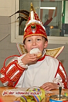 01 DEKRA PriWieg 2025-02-29 29  Der Mittwoch vor Altweiber - Um 11.11Uhr starten wir an diesem Tag in Rheinhausen in der Erlöserkirche. Darin Finder der traditionelle Bügermeisterempfang Rheinhausens statt. Nicht weil unser Bus zum TÜV muss, nein wir fahren nach Neumühl zur DEKRA zum Prinzenwiegen. Prinz Holger II. und wir werden gegen Kartons voller Wurfmaterial aufgewogen. Abends dann noch mal in das IntercityHotel zum Prinzenempfang der Roten Funken, Tradition halt am Vorabend zu Altweiber. : DVPJ, Holger II, Kinderprinz Phil II., Prinzessin, Mia I., Prinzessin Mia I., HDK, Duisburg, Karneval, Helau, Tollität, Event, Session 2024, Session 2025, Hauptausschuss, Gemeinschaft, Hauptausschuss Karneval Duisburg, Duisburg ist echt