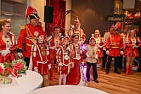 03 PriEmpfRoteFunken 2025-02-29  (10)  Der Mittwoch vor Altweiber - Um 11.11Uhr starten wir an diesem Tag in Rheinhausen in der Erlöserkirche. Darin Finder der traditionelle Bügermeisterempfang Rheinhausens statt. Nicht weil unser Bus zum TÜV muss, nein wir fahren nach Neumühl zur DEKRA zum Prinzenwiegen. Prinz Holger II. und wir werden gegen Kartons voller Wurfmaterial aufgewogen. Abends dann noch mal in das IntercityHotel zum Prinzenempfang der Roten Funken, Tradition halt am Vorabend zu Altweiber. : DVPJ, Holger II, Kinderprinz Phil II., Prinzessin, Mia I., Prinzessin Mia I., HDK, Duisburg, Karneval, Helau, Tollität, Event, Session 2024, Session 2025, Hauptausschuss, Gemeinschaft, Hauptausschuss Karneval Duisburg, Duisburg ist echt