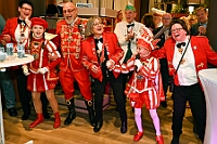 03 PriEmpfRoteFunken 2025-02-29  (13)  Der Mittwoch vor Altweiber - Um 11.11Uhr starten wir an diesem Tag in Rheinhausen in der Erlöserkirche. Darin Finder der traditionelle Bügermeisterempfang Rheinhausens statt. Nicht weil unser Bus zum TÜV muss, nein wir fahren nach Neumühl zur DEKRA zum Prinzenwiegen. Prinz Holger II. und wir werden gegen Kartons voller Wurfmaterial aufgewogen. Abends dann noch mal in das IntercityHotel zum Prinzenempfang der Roten Funken, Tradition halt am Vorabend zu Altweiber. : DVPJ, Holger II, Kinderprinz Phil II., Prinzessin, Mia I., Prinzessin Mia I., HDK, Duisburg, Karneval, Helau, Tollität, Event, Session 2024, Session 2025, Hauptausschuss, Gemeinschaft, Hauptausschuss Karneval Duisburg, Duisburg ist echt