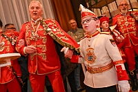 03 PriEmpfRoteFunken 2025-02-29  (14)  Der Mittwoch vor Altweiber - Um 11.11Uhr starten wir an diesem Tag in Rheinhausen in der Erlöserkirche. Darin Finder der traditionelle Bügermeisterempfang Rheinhausens statt. Nicht weil unser Bus zum TÜV muss, nein wir fahren nach Neumühl zur DEKRA zum Prinzenwiegen. Prinz Holger II. und wir werden gegen Kartons voller Wurfmaterial aufgewogen. Abends dann noch mal in das IntercityHotel zum Prinzenempfang der Roten Funken, Tradition halt am Vorabend zu Altweiber. : DVPJ, Holger II, Kinderprinz Phil II., Prinzessin, Mia I., Prinzessin Mia I., HDK, Duisburg, Karneval, Helau, Tollität, Event, Session 2024, Session 2025, Hauptausschuss, Gemeinschaft, Hauptausschuss Karneval Duisburg, Duisburg ist echt