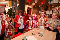 03 PriEmpfRoteFunken 2025-02-29  (15)  Der Mittwoch vor Altweiber - Um 11.11Uhr starten wir an diesem Tag in Rheinhausen in der Erlöserkirche. Darin Finder der traditionelle Bügermeisterempfang Rheinhausens statt. Nicht weil unser Bus zum TÜV muss, nein wir fahren nach Neumühl zur DEKRA zum Prinzenwiegen. Prinz Holger II. und wir werden gegen Kartons voller Wurfmaterial aufgewogen. Abends dann noch mal in das IntercityHotel zum Prinzenempfang der Roten Funken, Tradition halt am Vorabend zu Altweiber. : DVPJ, Holger II, Kinderprinz Phil II., Prinzessin, Mia I., Prinzessin Mia I., HDK, Duisburg, Karneval, Helau, Tollität, Event, Session 2024, Session 2025, Hauptausschuss, Gemeinschaft, Hauptausschuss Karneval Duisburg, Duisburg ist echt