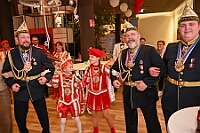 03 PriEmpfRoteFunken 2025-02-29  (17)  Der Mittwoch vor Altweiber - Um 11.11Uhr starten wir an diesem Tag in Rheinhausen in der Erlöserkirche. Darin Finder der traditionelle Bügermeisterempfang Rheinhausens statt. Nicht weil unser Bus zum TÜV muss, nein wir fahren nach Neumühl zur DEKRA zum Prinzenwiegen. Prinz Holger II. und wir werden gegen Kartons voller Wurfmaterial aufgewogen. Abends dann noch mal in das IntercityHotel zum Prinzenempfang der Roten Funken, Tradition halt am Vorabend zu Altweiber. : DVPJ, Holger II, Kinderprinz Phil II., Prinzessin, Mia I., Prinzessin Mia I., HDK, Duisburg, Karneval, Helau, Tollität, Event, Session 2024, Session 2025, Hauptausschuss, Gemeinschaft, Hauptausschuss Karneval Duisburg, Duisburg ist echt