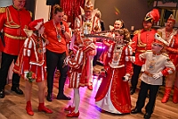 03 PriEmpfRoteFunken 2025-02-29  (23)  Der Mittwoch vor Altweiber - Um 11.11Uhr starten wir an diesem Tag in Rheinhausen in der Erlöserkirche. Darin Finder der traditionelle Bügermeisterempfang Rheinhausens statt. Nicht weil unser Bus zum TÜV muss, nein wir fahren nach Neumühl zur DEKRA zum Prinzenwiegen. Prinz Holger II. und wir werden gegen Kartons voller Wurfmaterial aufgewogen. Abends dann noch mal in das IntercityHotel zum Prinzenempfang der Roten Funken, Tradition halt am Vorabend zu Altweiber. : DVPJ, Holger II, Kinderprinz Phil II., Prinzessin, Mia I., Prinzessin Mia I., HDK, Duisburg, Karneval, Helau, Tollität, Event, Session 2024, Session 2025, Hauptausschuss, Gemeinschaft, Hauptausschuss Karneval Duisburg, Duisburg ist echt