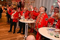 03 PriEmpfRoteFunken 2025-02-29  (24)  Der Mittwoch vor Altweiber - Um 11.11Uhr starten wir an diesem Tag in Rheinhausen in der Erlöserkirche. Darin Finder der traditionelle Bügermeisterempfang Rheinhausens statt. Nicht weil unser Bus zum TÜV muss, nein wir fahren nach Neumühl zur DEKRA zum Prinzenwiegen. Prinz Holger II. und wir werden gegen Kartons voller Wurfmaterial aufgewogen. Abends dann noch mal in das IntercityHotel zum Prinzenempfang der Roten Funken, Tradition halt am Vorabend zu Altweiber. : DVPJ, Holger II, Kinderprinz Phil II., Prinzessin, Mia I., Prinzessin Mia I., HDK, Duisburg, Karneval, Helau, Tollität, Event, Session 2024, Session 2025, Hauptausschuss, Gemeinschaft, Hauptausschuss Karneval Duisburg, Duisburg ist echt