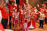 03 PriEmpfRoteFunken 2025-02-29  (25)  Der Mittwoch vor Altweiber - Um 11.11Uhr starten wir an diesem Tag in Rheinhausen in der Erlöserkirche. Darin Finder der traditionelle Bügermeisterempfang Rheinhausens statt. Nicht weil unser Bus zum TÜV muss, nein wir fahren nach Neumühl zur DEKRA zum Prinzenwiegen. Prinz Holger II. und wir werden gegen Kartons voller Wurfmaterial aufgewogen. Abends dann noch mal in das IntercityHotel zum Prinzenempfang der Roten Funken, Tradition halt am Vorabend zu Altweiber. : DVPJ, Holger II, Kinderprinz Phil II., Prinzessin, Mia I., Prinzessin Mia I., HDK, Duisburg, Karneval, Helau, Tollität, Event, Session 2024, Session 2025, Hauptausschuss, Gemeinschaft, Hauptausschuss Karneval Duisburg, Duisburg ist echt
