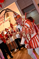 03 PriEmpfRoteFunken 2025-02-29  (29)  Der Mittwoch vor Altweiber - Um 11.11Uhr starten wir an diesem Tag in Rheinhausen in der Erlöserkirche. Darin Finder der traditionelle Bügermeisterempfang Rheinhausens statt. Nicht weil unser Bus zum TÜV muss, nein wir fahren nach Neumühl zur DEKRA zum Prinzenwiegen. Prinz Holger II. und wir werden gegen Kartons voller Wurfmaterial aufgewogen. Abends dann noch mal in das IntercityHotel zum Prinzenempfang der Roten Funken, Tradition halt am Vorabend zu Altweiber. : DVPJ, Holger II, Kinderprinz Phil II., Prinzessin, Mia I., Prinzessin Mia I., HDK, Duisburg, Karneval, Helau, Tollität, Event, Session 2024, Session 2025, Hauptausschuss, Gemeinschaft, Hauptausschuss Karneval Duisburg, Duisburg ist echt