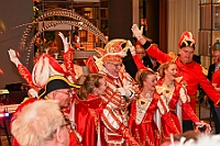 03 PriEmpfRoteFunken 2025-02-29  (33)  Der Mittwoch vor Altweiber - Um 11.11Uhr starten wir an diesem Tag in Rheinhausen in der Erlöserkirche. Darin Finder der traditionelle Bügermeisterempfang Rheinhausens statt. Nicht weil unser Bus zum TÜV muss, nein wir fahren nach Neumühl zur DEKRA zum Prinzenwiegen. Prinz Holger II. und wir werden gegen Kartons voller Wurfmaterial aufgewogen. Abends dann noch mal in das IntercityHotel zum Prinzenempfang der Roten Funken, Tradition halt am Vorabend zu Altweiber. : DVPJ, Holger II, Kinderprinz Phil II., Prinzessin, Mia I., Prinzessin Mia I., HDK, Duisburg, Karneval, Helau, Tollität, Event, Session 2024, Session 2025, Hauptausschuss, Gemeinschaft, Hauptausschuss Karneval Duisburg, Duisburg ist echt