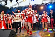 01 HDK Festzelt 2025-02-27 15  Weiberfastnacht 2025 - ein Ausschnitt - Es beginnt mit dem Rathaussturm im Festzelt des HDK auf dem Festplatz „Am Güterbahnhof“. Pure Party-Stimmung im vollen Zelt um 11:11 Uhr. Der Tag ist voller Termine, einer davon ist am späten Nachmittag bei der 1. KG Baerl, bei „Freya“, mit der deren Altweiber-Party. Diese gibt es dann auch zwei Termin weiter, der letzte Termin dann im Süden bei der KG Alle Mann an Bord den „Blauen Jungs“. Auch hier wie überall an diesem Tag ein volles Haus. : DVPJ, Holger II, Kinderprinz Phil II., Prinzessin, Mia I., Prinzessin Mia I., HDK, Duisburg, Karneval, Helau, Tollität, Event, Session 2024, Session 2025, Hauptausschuss, Gemeinschaft, Hauptausschuss Karneval Duisburg, Duisburg ist echt