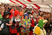 01 HDK Festzelt 2025-02-27 25  Weiberfastnacht 2025 - ein Ausschnitt - Es beginnt mit dem Rathaussturm im Festzelt des HDK auf dem Festplatz „Am Güterbahnhof“. Pure Party-Stimmung im vollen Zelt um 11:11 Uhr. Der Tag ist voller Termine, einer davon ist am späten Nachmittag bei der 1. KG Baerl, bei „Freya“, mit der deren Altweiber-Party. Diese gibt es dann auch zwei Termin weiter, der letzte Termin dann im Süden bei der KG Alle Mann an Bord den „Blauen Jungs“. Auch hier wie überall an diesem Tag ein volles Haus. : DVPJ, Holger II, Kinderprinz Phil II., Prinzessin, Mia I., Prinzessin Mia I., HDK, Duisburg, Karneval, Helau, Tollität, Event, Session 2024, Session 2025, Hauptausschuss, Gemeinschaft, Hauptausschuss Karneval Duisburg, Duisburg ist echt