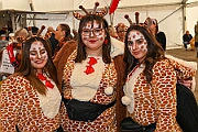 01 HDK Festzelt 2025-02-27 27  Weiberfastnacht 2025 - ein Ausschnitt - Es beginnt mit dem Rathaussturm im Festzelt des HDK auf dem Festplatz „Am Güterbahnhof“. Pure Party-Stimmung im vollen Zelt um 11:11 Uhr. Der Tag ist voller Termine, einer davon ist am späten Nachmittag bei der 1. KG Baerl, bei „Freya“, mit der deren Altweiber-Party. Diese gibt es dann auch zwei Termin weiter, der letzte Termin dann im Süden bei der KG Alle Mann an Bord den „Blauen Jungs“. Auch hier wie überall an diesem Tag ein volles Haus. : DVPJ, Holger II, Kinderprinz Phil II., Prinzessin, Mia I., Prinzessin Mia I., HDK, Duisburg, Karneval, Helau, Tollität, Event, Session 2024, Session 2025, Hauptausschuss, Gemeinschaft, Hauptausschuss Karneval Duisburg, Duisburg ist echt