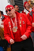 01 HDK Festzelt 2025-02-27 33  Weiberfastnacht 2025 - ein Ausschnitt - Es beginnt mit dem Rathaussturm im Festzelt des HDK auf dem Festplatz „Am Güterbahnhof“. Pure Party-Stimmung im vollen Zelt um 11:11 Uhr. Der Tag ist voller Termine, einer davon ist am späten Nachmittag bei der 1. KG Baerl, bei „Freya“, mit der deren Altweiber-Party. Diese gibt es dann auch zwei Termin weiter, der letzte Termin dann im Süden bei der KG Alle Mann an Bord den „Blauen Jungs“. Auch hier wie überall an diesem Tag ein volles Haus. : DVPJ, Holger II, Kinderprinz Phil II., Prinzessin, Mia I., Prinzessin Mia I., HDK, Duisburg, Karneval, Helau, Tollität, Event, Session 2024, Session 2025, Hauptausschuss, Gemeinschaft, Hauptausschuss Karneval Duisburg, Duisburg ist echt