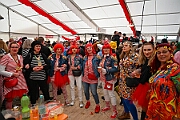 01 HDK Festzelt 2025-02-27 40  Weiberfastnacht 2025 - ein Ausschnitt - Es beginnt mit dem Rathaussturm im Festzelt des HDK auf dem Festplatz „Am Güterbahnhof“. Pure Party-Stimmung im vollen Zelt um 11:11 Uhr. Der Tag ist voller Termine, einer davon ist am späten Nachmittag bei der 1. KG Baerl, bei „Freya“, mit der deren Altweiber-Party. Diese gibt es dann auch zwei Termin weiter, der letzte Termin dann im Süden bei der KG Alle Mann an Bord den „Blauen Jungs“. Auch hier wie überall an diesem Tag ein volles Haus. : DVPJ, Holger II, Kinderprinz Phil II., Prinzessin, Mia I., Prinzessin Mia I., HDK, Duisburg, Karneval, Helau, Tollität, Event, Session 2024, Session 2025, Hauptausschuss, Gemeinschaft, Hauptausschuss Karneval Duisburg, Duisburg ist echt