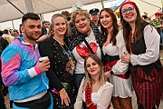 01 HDK Festzelt 2025-02-27 41  Weiberfastnacht 2025 - ein Ausschnitt - Es beginnt mit dem Rathaussturm im Festzelt des HDK auf dem Festplatz „Am Güterbahnhof“. Pure Party-Stimmung im vollen Zelt um 11:11 Uhr. Der Tag ist voller Termine, einer davon ist am späten Nachmittag bei der 1. KG Baerl, bei „Freya“, mit der deren Altweiber-Party. Diese gibt es dann auch zwei Termin weiter, der letzte Termin dann im Süden bei der KG Alle Mann an Bord den „Blauen Jungs“. Auch hier wie überall an diesem Tag ein volles Haus. : DVPJ, Holger II, Kinderprinz Phil II., Prinzessin, Mia I., Prinzessin Mia I., HDK, Duisburg, Karneval, Helau, Tollität, Event, Session 2024, Session 2025, Hauptausschuss, Gemeinschaft, Hauptausschuss Karneval Duisburg, Duisburg ist echt