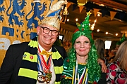 02 KGBaerlAltweiberp 2025-02-27 02  Weiberfastnacht 2025 - ein Ausschnitt - Es beginnt mit dem Rathaussturm im Festzelt des HDK auf dem Festplatz „Am Güterbahnhof“. Pure Party-Stimmung im vollen Zelt um 11:11 Uhr. Der Tag ist voller Termine, einer davon ist am späten Nachmittag bei der 1. KG Baerl, bei „Freya“, mit der deren Altweiber-Party. Diese gibt es dann auch zwei Termin weiter, der letzte Termin dann im Süden bei der KG Alle Mann an Bord den „Blauen Jungs“. Auch hier wie überall an diesem Tag ein volles Haus. : DVPJ, Holger II, Kinderprinz Phil II., Prinzessin, Mia I., Prinzessin Mia I., HDK, Duisburg, Karneval, Helau, Tollität, Event, Session 2024, Session 2025, Hauptausschuss, Gemeinschaft, Hauptausschuss Karneval Duisburg, Duisburg ist echt