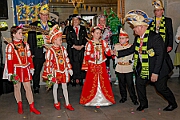 02 KGBaerlAltweiberp 2025-02-27 06  Weiberfastnacht 2025 - ein Ausschnitt - Es beginnt mit dem Rathaussturm im Festzelt des HDK auf dem Festplatz „Am Güterbahnhof“. Pure Party-Stimmung im vollen Zelt um 11:11 Uhr. Der Tag ist voller Termine, einer davon ist am späten Nachmittag bei der 1. KG Baerl, bei „Freya“, mit der deren Altweiber-Party. Diese gibt es dann auch zwei Termin weiter, der letzte Termin dann im Süden bei der KG Alle Mann an Bord den „Blauen Jungs“. Auch hier wie überall an diesem Tag ein volles Haus. : DVPJ, Holger II, Kinderprinz Phil II., Prinzessin, Mia I., Prinzessin Mia I., HDK, Duisburg, Karneval, Helau, Tollität, Event, Session 2024, Session 2025, Hauptausschuss, Gemeinschaft, Hauptausschuss Karneval Duisburg, Duisburg ist echt
