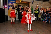 02 KGBaerlAltweiberp 2025-02-27 07  Weiberfastnacht 2025 - ein Ausschnitt - Es beginnt mit dem Rathaussturm im Festzelt des HDK auf dem Festplatz „Am Güterbahnhof“. Pure Party-Stimmung im vollen Zelt um 11:11 Uhr. Der Tag ist voller Termine, einer davon ist am späten Nachmittag bei der 1. KG Baerl, bei „Freya“, mit der deren Altweiber-Party. Diese gibt es dann auch zwei Termin weiter, der letzte Termin dann im Süden bei der KG Alle Mann an Bord den „Blauen Jungs“. Auch hier wie überall an diesem Tag ein volles Haus. : DVPJ, Holger II, Kinderprinz Phil II., Prinzessin, Mia I., Prinzessin Mia I., HDK, Duisburg, Karneval, Helau, Tollität, Event, Session 2024, Session 2025, Hauptausschuss, Gemeinschaft, Hauptausschuss Karneval Duisburg, Duisburg ist echt