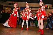 02 KGBaerlAltweiberp 2025-02-27 09  Weiberfastnacht 2025 - ein Ausschnitt - Es beginnt mit dem Rathaussturm im Festzelt des HDK auf dem Festplatz „Am Güterbahnhof“. Pure Party-Stimmung im vollen Zelt um 11:11 Uhr. Der Tag ist voller Termine, einer davon ist am späten Nachmittag bei der 1. KG Baerl, bei „Freya“, mit der deren Altweiber-Party. Diese gibt es dann auch zwei Termin weiter, der letzte Termin dann im Süden bei der KG Alle Mann an Bord den „Blauen Jungs“. Auch hier wie überall an diesem Tag ein volles Haus. : DVPJ, Holger II, Kinderprinz Phil II., Prinzessin, Mia I., Prinzessin Mia I., HDK, Duisburg, Karneval, Helau, Tollität, Event, Session 2024, Session 2025, Hauptausschuss, Gemeinschaft, Hauptausschuss Karneval Duisburg, Duisburg ist echt