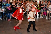02 KGBaerlAltweiberp 2025-02-27 12  Weiberfastnacht 2025 - ein Ausschnitt - Es beginnt mit dem Rathaussturm im Festzelt des HDK auf dem Festplatz „Am Güterbahnhof“. Pure Party-Stimmung im vollen Zelt um 11:11 Uhr. Der Tag ist voller Termine, einer davon ist am späten Nachmittag bei der 1. KG Baerl, bei „Freya“, mit der deren Altweiber-Party. Diese gibt es dann auch zwei Termin weiter, der letzte Termin dann im Süden bei der KG Alle Mann an Bord den „Blauen Jungs“. Auch hier wie überall an diesem Tag ein volles Haus. : DVPJ, Holger II, Kinderprinz Phil II., Prinzessin, Mia I., Prinzessin Mia I., HDK, Duisburg, Karneval, Helau, Tollität, Event, Session 2024, Session 2025, Hauptausschuss, Gemeinschaft, Hauptausschuss Karneval Duisburg, Duisburg ist echt
