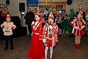 02 KGBaerlAltweiberp 2025-02-27 14  Weiberfastnacht 2025 - ein Ausschnitt - Es beginnt mit dem Rathaussturm im Festzelt des HDK auf dem Festplatz „Am Güterbahnhof“. Pure Party-Stimmung im vollen Zelt um 11:11 Uhr. Der Tag ist voller Termine, einer davon ist am späten Nachmittag bei der 1. KG Baerl, bei „Freya“, mit der deren Altweiber-Party. Diese gibt es dann auch zwei Termin weiter, der letzte Termin dann im Süden bei der KG Alle Mann an Bord den „Blauen Jungs“. Auch hier wie überall an diesem Tag ein volles Haus. : DVPJ, Holger II, Kinderprinz Phil II., Prinzessin, Mia I., Prinzessin Mia I., HDK, Duisburg, Karneval, Helau, Tollität, Event, Session 2024, Session 2025, Hauptausschuss, Gemeinschaft, Hauptausschuss Karneval Duisburg, Duisburg ist echt