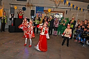 02 KGBaerlAltweiberp 2025-02-27 15  Weiberfastnacht 2025 - ein Ausschnitt - Es beginnt mit dem Rathaussturm im Festzelt des HDK auf dem Festplatz „Am Güterbahnhof“. Pure Party-Stimmung im vollen Zelt um 11:11 Uhr. Der Tag ist voller Termine, einer davon ist am späten Nachmittag bei der 1. KG Baerl, bei „Freya“, mit der deren Altweiber-Party. Diese gibt es dann auch zwei Termin weiter, der letzte Termin dann im Süden bei der KG Alle Mann an Bord den „Blauen Jungs“. Auch hier wie überall an diesem Tag ein volles Haus. : DVPJ, Holger II, Kinderprinz Phil II., Prinzessin, Mia I., Prinzessin Mia I., HDK, Duisburg, Karneval, Helau, Tollität, Event, Session 2024, Session 2025, Hauptausschuss, Gemeinschaft, Hauptausschuss Karneval Duisburg, Duisburg ist echt
