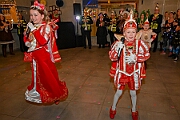 02 KGBaerlAltweiberp 2025-02-27 17  Weiberfastnacht 2025 - ein Ausschnitt - Es beginnt mit dem Rathaussturm im Festzelt des HDK auf dem Festplatz „Am Güterbahnhof“. Pure Party-Stimmung im vollen Zelt um 11:11 Uhr. Der Tag ist voller Termine, einer davon ist am späten Nachmittag bei der 1. KG Baerl, bei „Freya“, mit der deren Altweiber-Party. Diese gibt es dann auch zwei Termin weiter, der letzte Termin dann im Süden bei der KG Alle Mann an Bord den „Blauen Jungs“. Auch hier wie überall an diesem Tag ein volles Haus. : DVPJ, Holger II, Kinderprinz Phil II., Prinzessin, Mia I., Prinzessin Mia I., HDK, Duisburg, Karneval, Helau, Tollität, Event, Session 2024, Session 2025, Hauptausschuss, Gemeinschaft, Hauptausschuss Karneval Duisburg, Duisburg ist echt