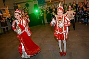 02 KGBaerlAltweiberp 2025-02-27 18  Weiberfastnacht 2025 - ein Ausschnitt - Es beginnt mit dem Rathaussturm im Festzelt des HDK auf dem Festplatz „Am Güterbahnhof“. Pure Party-Stimmung im vollen Zelt um 11:11 Uhr. Der Tag ist voller Termine, einer davon ist am späten Nachmittag bei der 1. KG Baerl, bei „Freya“, mit der deren Altweiber-Party. Diese gibt es dann auch zwei Termin weiter, der letzte Termin dann im Süden bei der KG Alle Mann an Bord den „Blauen Jungs“. Auch hier wie überall an diesem Tag ein volles Haus. : DVPJ, Holger II, Kinderprinz Phil II., Prinzessin, Mia I., Prinzessin Mia I., HDK, Duisburg, Karneval, Helau, Tollität, Event, Session 2024, Session 2025, Hauptausschuss, Gemeinschaft, Hauptausschuss Karneval Duisburg, Duisburg ist echt