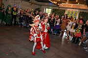 02 KGBaerlAltweiberp 2025-02-27 19  Weiberfastnacht 2025 - ein Ausschnitt - Es beginnt mit dem Rathaussturm im Festzelt des HDK auf dem Festplatz „Am Güterbahnhof“. Pure Party-Stimmung im vollen Zelt um 11:11 Uhr. Der Tag ist voller Termine, einer davon ist am späten Nachmittag bei der 1. KG Baerl, bei „Freya“, mit der deren Altweiber-Party. Diese gibt es dann auch zwei Termin weiter, der letzte Termin dann im Süden bei der KG Alle Mann an Bord den „Blauen Jungs“. Auch hier wie überall an diesem Tag ein volles Haus. : DVPJ, Holger II, Kinderprinz Phil II., Prinzessin, Mia I., Prinzessin Mia I., HDK, Duisburg, Karneval, Helau, Tollität, Event, Session 2024, Session 2025, Hauptausschuss, Gemeinschaft, Hauptausschuss Karneval Duisburg, Duisburg ist echt