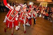02 KGBaerlAltweiberp 2025-02-27 20  Weiberfastnacht 2025 - ein Ausschnitt - Es beginnt mit dem Rathaussturm im Festzelt des HDK auf dem Festplatz „Am Güterbahnhof“. Pure Party-Stimmung im vollen Zelt um 11:11 Uhr. Der Tag ist voller Termine, einer davon ist am späten Nachmittag bei der 1. KG Baerl, bei „Freya“, mit der deren Altweiber-Party. Diese gibt es dann auch zwei Termin weiter, der letzte Termin dann im Süden bei der KG Alle Mann an Bord den „Blauen Jungs“. Auch hier wie überall an diesem Tag ein volles Haus. : DVPJ, Holger II, Kinderprinz Phil II., Prinzessin, Mia I., Prinzessin Mia I., HDK, Duisburg, Karneval, Helau, Tollität, Event, Session 2024, Session 2025, Hauptausschuss, Gemeinschaft, Hauptausschuss Karneval Duisburg, Duisburg ist echt