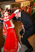 02 KGBaerlAltweiberp 2025-02-27 21  Weiberfastnacht 2025 - ein Ausschnitt - Es beginnt mit dem Rathaussturm im Festzelt des HDK auf dem Festplatz „Am Güterbahnhof“. Pure Party-Stimmung im vollen Zelt um 11:11 Uhr. Der Tag ist voller Termine, einer davon ist am späten Nachmittag bei der 1. KG Baerl, bei „Freya“, mit der deren Altweiber-Party. Diese gibt es dann auch zwei Termin weiter, der letzte Termin dann im Süden bei der KG Alle Mann an Bord den „Blauen Jungs“. Auch hier wie überall an diesem Tag ein volles Haus. : DVPJ, Holger II, Kinderprinz Phil II., Prinzessin, Mia I., Prinzessin Mia I., HDK, Duisburg, Karneval, Helau, Tollität, Event, Session 2024, Session 2025, Hauptausschuss, Gemeinschaft, Hauptausschuss Karneval Duisburg, Duisburg ist echt