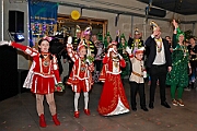 02 KGBaerlAltweiberp 2025-02-27 23  Weiberfastnacht 2025 - ein Ausschnitt - Es beginnt mit dem Rathaussturm im Festzelt des HDK auf dem Festplatz „Am Güterbahnhof“. Pure Party-Stimmung im vollen Zelt um 11:11 Uhr. Der Tag ist voller Termine, einer davon ist am späten Nachmittag bei der 1. KG Baerl, bei „Freya“, mit der deren Altweiber-Party. Diese gibt es dann auch zwei Termin weiter, der letzte Termin dann im Süden bei der KG Alle Mann an Bord den „Blauen Jungs“. Auch hier wie überall an diesem Tag ein volles Haus. : DVPJ, Holger II, Kinderprinz Phil II., Prinzessin, Mia I., Prinzessin Mia I., HDK, Duisburg, Karneval, Helau, Tollität, Event, Session 2024, Session 2025, Hauptausschuss, Gemeinschaft, Hauptausschuss Karneval Duisburg, Duisburg ist echt