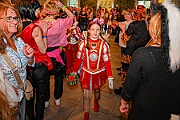 02 KGBaerlAltweiberp 2025-02-27 25  Weiberfastnacht 2025 - ein Ausschnitt - Es beginnt mit dem Rathaussturm im Festzelt des HDK auf dem Festplatz „Am Güterbahnhof“. Pure Party-Stimmung im vollen Zelt um 11:11 Uhr. Der Tag ist voller Termine, einer davon ist am späten Nachmittag bei der 1. KG Baerl, bei „Freya“, mit der deren Altweiber-Party. Diese gibt es dann auch zwei Termin weiter, der letzte Termin dann im Süden bei der KG Alle Mann an Bord den „Blauen Jungs“. Auch hier wie überall an diesem Tag ein volles Haus. : DVPJ, Holger II, Kinderprinz Phil II., Prinzessin, Mia I., Prinzessin Mia I., HDK, Duisburg, Karneval, Helau, Tollität, Event, Session 2024, Session 2025, Hauptausschuss, Gemeinschaft, Hauptausschuss Karneval Duisburg, Duisburg ist echt