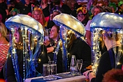 03 AMaB Altweibpa 2025-02-27 02  Weiberfastnacht 2025 - ein Ausschnitt - Es beginnt mit dem Rathaussturm im Festzelt des HDK auf dem Festplatz „Am Güterbahnhof“. Pure Party-Stimmung im vollen Zelt um 11:11 Uhr. Der Tag ist voller Termine, einer davon ist am späten Nachmittag bei der 1. KG Baerl, bei „Freya“, mit der deren Altweiber-Party. Diese gibt es dann auch zwei Termin weiter, der letzte Termin dann im Süden bei der KG Alle Mann an Bord den „Blauen Jungs“. Auch hier wie überall an diesem Tag ein volles Haus. : DVPJ, Holger II, Kinderprinz Phil II., Prinzessin, Mia I., Prinzessin Mia I., HDK, Duisburg, Karneval, Helau, Tollität, Event, Session 2024, Session 2025, Hauptausschuss, Gemeinschaft, Hauptausschuss Karneval Duisburg, Duisburg ist echt