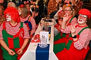 03 AMaB Altweibpa 2025-02-27 04  Weiberfastnacht 2025 - ein Ausschnitt - Es beginnt mit dem Rathaussturm im Festzelt des HDK auf dem Festplatz „Am Güterbahnhof“. Pure Party-Stimmung im vollen Zelt um 11:11 Uhr. Der Tag ist voller Termine, einer davon ist am späten Nachmittag bei der 1. KG Baerl, bei „Freya“, mit der deren Altweiber-Party. Diese gibt es dann auch zwei Termin weiter, der letzte Termin dann im Süden bei der KG Alle Mann an Bord den „Blauen Jungs“. Auch hier wie überall an diesem Tag ein volles Haus. : DVPJ, Holger II, Kinderprinz Phil II., Prinzessin, Mia I., Prinzessin Mia I., HDK, Duisburg, Karneval, Helau, Tollität, Event, Session 2024, Session 2025, Hauptausschuss, Gemeinschaft, Hauptausschuss Karneval Duisburg, Duisburg ist echt