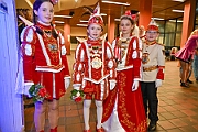 03 AMaB Altweibpa 2025-02-27 10  Weiberfastnacht 2025 - ein Ausschnitt - Es beginnt mit dem Rathaussturm im Festzelt des HDK auf dem Festplatz „Am Güterbahnhof“. Pure Party-Stimmung im vollen Zelt um 11:11 Uhr. Der Tag ist voller Termine, einer davon ist am späten Nachmittag bei der 1. KG Baerl, bei „Freya“, mit der deren Altweiber-Party. Diese gibt es dann auch zwei Termin weiter, der letzte Termin dann im Süden bei der KG Alle Mann an Bord den „Blauen Jungs“. Auch hier wie überall an diesem Tag ein volles Haus. : DVPJ, Holger II, Kinderprinz Phil II., Prinzessin, Mia I., Prinzessin Mia I., HDK, Duisburg, Karneval, Helau, Tollität, Event, Session 2024, Session 2025, Hauptausschuss, Gemeinschaft, Hauptausschuss Karneval Duisburg, Duisburg ist echt