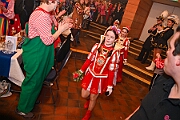 03 AMaB Altweibpa 2025-02-27 11  Weiberfastnacht 2025 - ein Ausschnitt - Es beginnt mit dem Rathaussturm im Festzelt des HDK auf dem Festplatz „Am Güterbahnhof“. Pure Party-Stimmung im vollen Zelt um 11:11 Uhr. Der Tag ist voller Termine, einer davon ist am späten Nachmittag bei der 1. KG Baerl, bei „Freya“, mit der deren Altweiber-Party. Diese gibt es dann auch zwei Termin weiter, der letzte Termin dann im Süden bei der KG Alle Mann an Bord den „Blauen Jungs“. Auch hier wie überall an diesem Tag ein volles Haus. : DVPJ, Holger II, Kinderprinz Phil II., Prinzessin, Mia I., Prinzessin Mia I., HDK, Duisburg, Karneval, Helau, Tollität, Event, Session 2024, Session 2025, Hauptausschuss, Gemeinschaft, Hauptausschuss Karneval Duisburg, Duisburg ist echt