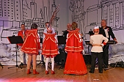 03 AMaB Altweibpa 2025-02-27 12  Weiberfastnacht 2025 - ein Ausschnitt - Es beginnt mit dem Rathaussturm im Festzelt des HDK auf dem Festplatz „Am Güterbahnhof“. Pure Party-Stimmung im vollen Zelt um 11:11 Uhr. Der Tag ist voller Termine, einer davon ist am späten Nachmittag bei der 1. KG Baerl, bei „Freya“, mit der deren Altweiber-Party. Diese gibt es dann auch zwei Termin weiter, der letzte Termin dann im Süden bei der KG Alle Mann an Bord den „Blauen Jungs“. Auch hier wie überall an diesem Tag ein volles Haus. : DVPJ, Holger II, Kinderprinz Phil II., Prinzessin, Mia I., Prinzessin Mia I., HDK, Duisburg, Karneval, Helau, Tollität, Event, Session 2024, Session 2025, Hauptausschuss, Gemeinschaft, Hauptausschuss Karneval Duisburg, Duisburg ist echt
