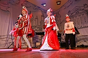 03 AMaB Altweibpa 2025-02-27 15  Weiberfastnacht 2025 - ein Ausschnitt - Es beginnt mit dem Rathaussturm im Festzelt des HDK auf dem Festplatz „Am Güterbahnhof“. Pure Party-Stimmung im vollen Zelt um 11:11 Uhr. Der Tag ist voller Termine, einer davon ist am späten Nachmittag bei der 1. KG Baerl, bei „Freya“, mit der deren Altweiber-Party. Diese gibt es dann auch zwei Termin weiter, der letzte Termin dann im Süden bei der KG Alle Mann an Bord den „Blauen Jungs“. Auch hier wie überall an diesem Tag ein volles Haus. : DVPJ, Holger II, Kinderprinz Phil II., Prinzessin, Mia I., Prinzessin Mia I., HDK, Duisburg, Karneval, Helau, Tollität, Event, Session 2024, Session 2025, Hauptausschuss, Gemeinschaft, Hauptausschuss Karneval Duisburg, Duisburg ist echt