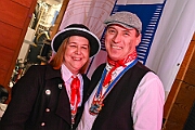 03 AMaB Altweibpa 2025-02-27 17  Weiberfastnacht 2025 - ein Ausschnitt - Es beginnt mit dem Rathaussturm im Festzelt des HDK auf dem Festplatz „Am Güterbahnhof“. Pure Party-Stimmung im vollen Zelt um 11:11 Uhr. Der Tag ist voller Termine, einer davon ist am späten Nachmittag bei der 1. KG Baerl, bei „Freya“, mit der deren Altweiber-Party. Diese gibt es dann auch zwei Termin weiter, der letzte Termin dann im Süden bei der KG Alle Mann an Bord den „Blauen Jungs“. Auch hier wie überall an diesem Tag ein volles Haus. : DVPJ, Holger II, Kinderprinz Phil II., Prinzessin, Mia I., Prinzessin Mia I., HDK, Duisburg, Karneval, Helau, Tollität, Event, Session 2024, Session 2025, Hauptausschuss, Gemeinschaft, Hauptausschuss Karneval Duisburg, Duisburg ist echt